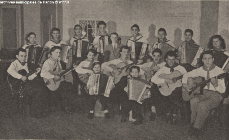Roger et son ensemble de seize accordéonistes.