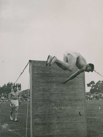 Fête d'éducation physique, démonstration de saut : photographie noir et blanc.