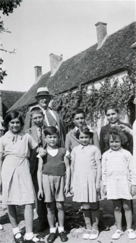 Colonies de vacances dans le nord du Morvan, groupe d'enfants posant avec le maire Charles Auray : photographie noir et blanc.
