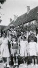 Colonies de vacances dans le nord du Morvan, groupe d'enfants posant avec le maire Charles Auray : photographie noir et blanc.