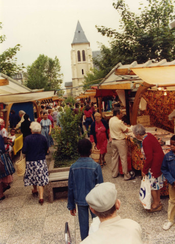 Marché de l'église, allée du marché : photographie couleur.