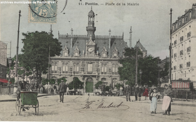 Hôtel de ville et place de la Mairie.