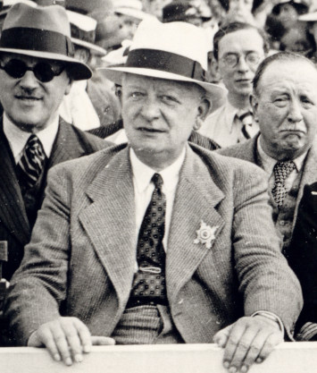 Charles Auray dans la tribune officielle, lors de la fête d'éducation physique de 1936 - 3Fi70 Photographie de Charles Auray dans la tribune officielle, lors de la fête d'éducation physique de 1936