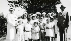 Colonies de vacances dans le nord du Morvan, groupe d'enfants posant avec le maire Charles Auray et son épouse à Les Blancs - Les Gras : photographie noir et blanc.