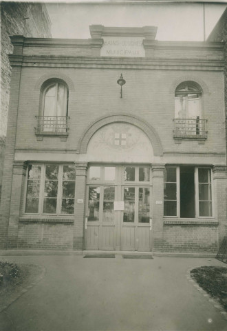 Bains-douches municipaux de la rue de Montreuil, vue de la façade : photographie noir et blanc.