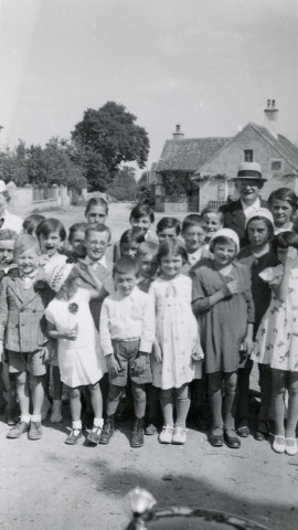 Colonies de vacances dans le nord du Morvan, groupe d'enfants posant avec le maire Charles Auray : photographie noir et blanc.
