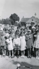 Colonies de vacances dans le nord du Morvan, groupe d'enfants posant avec le maire Charles Auray : photographie noir et blanc.