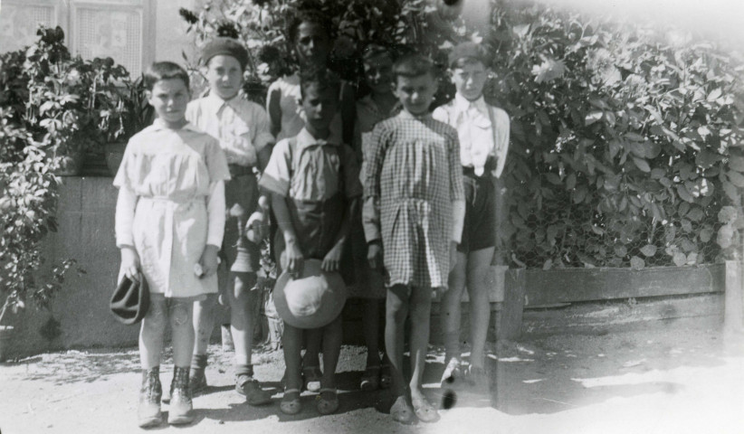 Colonies de vacances dans le nord du Morvan, groupe d'enfants : photographie noir et blanc.
