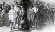 Colonies de vacances dans le nord du Morvan, groupe d'enfants : photographie noir et blanc.