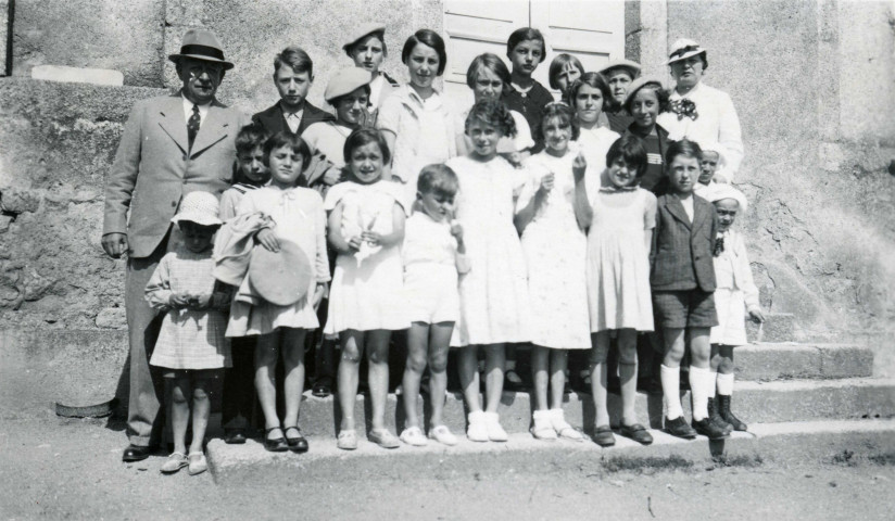 Colonies de vacances dans le nord du Morvan, groupe d'enfants posant avec le maire Charles Auray et son épouse : photographie noir et blanc.