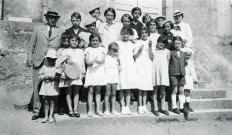 Colonies de vacances dans le nord du Morvan, groupe d'enfants posant avec le maire Charles Auray et son épouse : photographie noir et blanc.