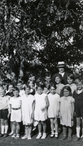 Colonies de vacances dans le nord du Morvan, groupe d'enfants posant avec le maire Charles Auray : photographie noir et blanc.