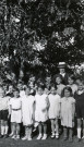 Colonies de vacances dans le nord du Morvan, groupe d'enfants posant avec le maire Charles Auray : photographie noir et blanc.