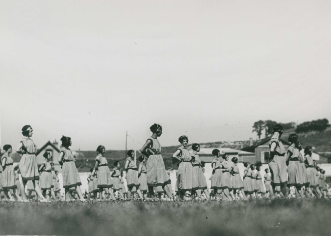 Fête d'éducation physique, mouvements d'ensemble : photographie noir et blanc.