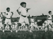 Fête d'éducation physique, mouvements d'ensemble avec des drapeaux : photographie noir et blanc.