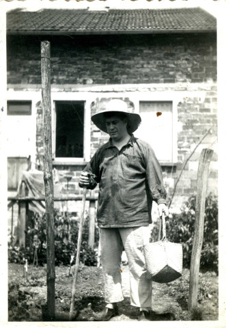 Portrait de Roger Hasenfratz déguisé : photographie noir et blanc.