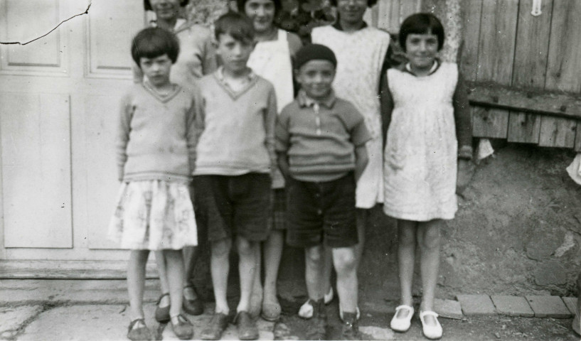 Colonies de vacances dans le nord du Morvan, groupe d'enfants : photographie noir et blanc.