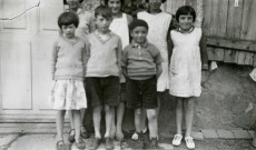 Colonies de vacances dans le nord du Morvan, groupe d'enfants : photographie noir et blanc.