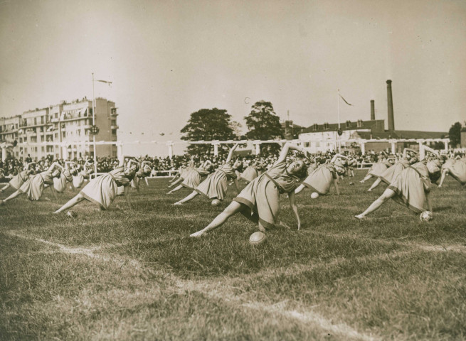 Fête d'éducation physique, mouvements d'ensemble avec des ballons : photographie noir et blanc.