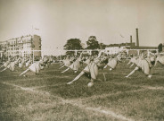 Fête d'éducation physique, mouvements d'ensemble avec des ballons : photographie noir et blanc.