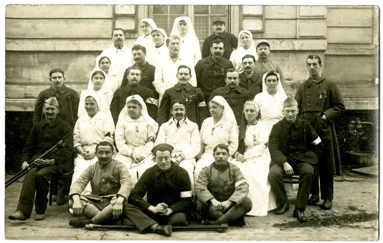Hôpital auxiliaire n° 119 à Pantin, portrait de groupe de médecins et infirmières de la Croix-Rouge et de soldats blessés : carte photographique [2 exemplaires].