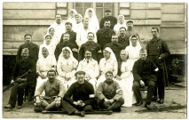 Hôpital auxiliaire n° 119 à Pantin, portrait de groupe de médecins et infirmières de la Croix-Rouge et de soldats blessés : carte photographique [2 exemplaires].
