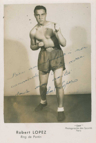 Portrait du boxeur Robert Lopez du Ring de Pantin : photographie noir et blanc.
