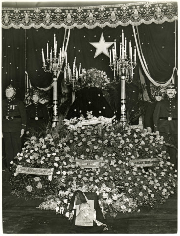 Enterrement du maire Charles Auray, cercueil et corbeilles de fleurs dans l'hôtel de ville : photographie noir et blanc.