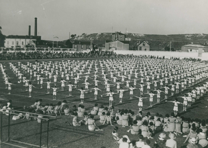 Fête d'éducation physique, mouvements d'ensemble : photographie noir et blanc.