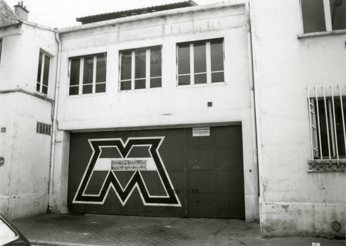 Usine Motobécane désaffectée, vue de l'entrée du garage : photographie noir et blanc.