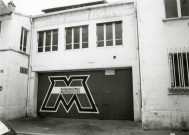 Usine Motobécane désaffectée, vue de l'entrée du garage : photographie noir et blanc.