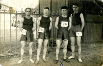 Portrait de Roger Hasenfratz et trois sportifs participant au challenge Gallemant en athlétisme : photographie en noir et blanc.