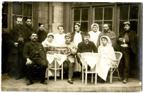 Hôpital auxiliaire n° 119 à Pantin, portrait de groupe d'infirmières de la Croix-Rouge et de soldats blessés : carte photographique.