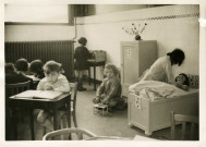 École maternelle de la route des Petits-Ponts, enfants dans une salle de classe : photographie noir et blanc.