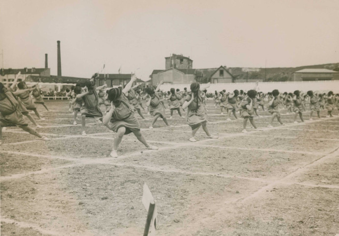 Fête d'éducation physique, mouvements d'ensemble : photographie noir et blanc.