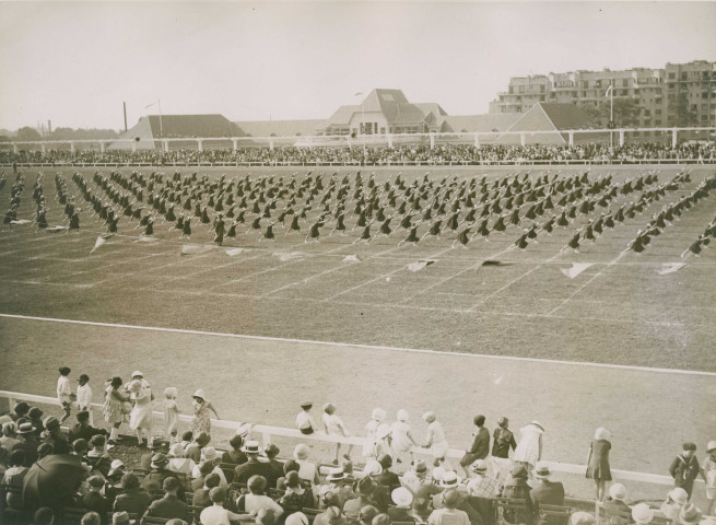 Fête d'éducation physique, vue large sur les mouvements d'ensemble, les spectateurs et les alentours au nord du stade : photographie noir et blanc.