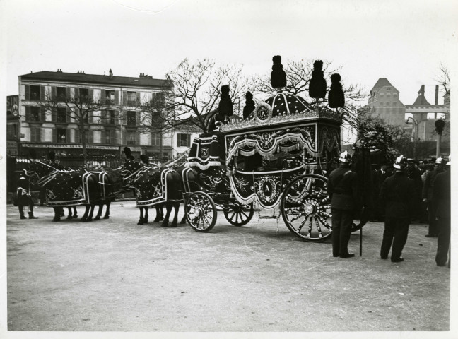 Enterrement du maire Charles Auray, corbillard sur le parvis de l'hôtel de ville : photographie noir et blanc.