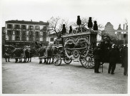 Enterrement du maire Charles Auray, corbillard sur le parvis de l'hôtel de ville : photographie noir et blanc.