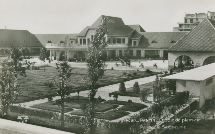 Carte postale montrant une vue d’ensemble des bâtiments et de la cour