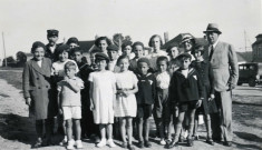 Colonies de vacances dans le nord du Morvan, groupe d'enfants posant avec le maire Charles Auray et son épouse au Foulon (Rouvray) : photographie noir et blanc.