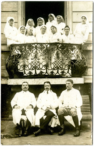 Hôpital auxiliaire n° 119 à Pantin, portrait de groupe de médecins et infirmières de la Croix-Rouge : carte photographique.